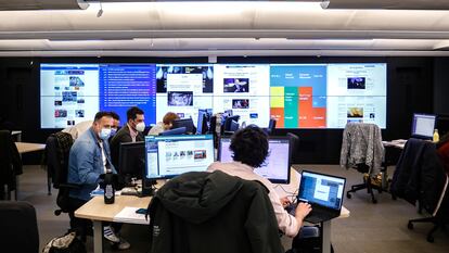 Redactores de las secciones de Última Hora y Mesa Digital en el epicentro del periódico.