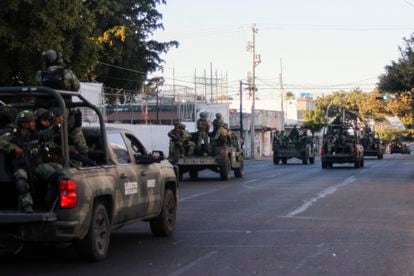 A Mexican Army convoy patrols the streets of Culiacán after Guzmán's arrest. 