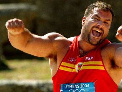 Manuel Martínez celebra su clasificación para disputar la final de peso en Atenas.