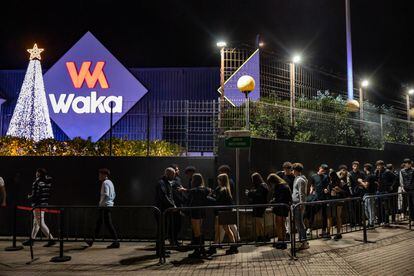 Varios jóvenes acceden a la discoteca Waka, en una imagen de archivo.