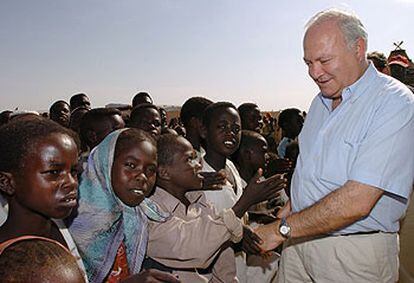 El ministro de Exteriores español, Miguel Ángel Moratinos, visita el campo de refugiados de Abu Shok (Darfur).