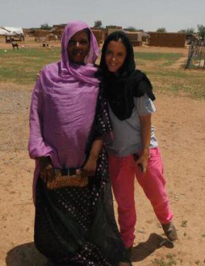 La cooperante Samantha Sarri&aacute; (derecha) en un campamento en Mauritania. 