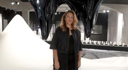 La arquitecta iraquí Zaha Hadid, delante de algunas obras que expone en Madrid.