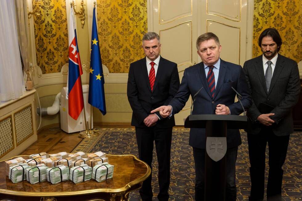 Robert Fico (en el centro) junto al jefe de la policía y el ministro de Interior (ya dimitido) ofrece una recomensa de un millón de euros por pistas por el asesinato de Kuciak, el 27 de febrero.