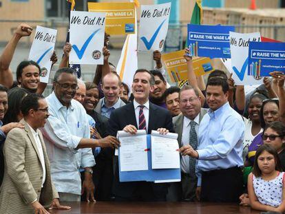 El alcalde de Los Ángeles celebra la ley de subida del salario mínimo junto con los concejales y colectivos sociales.