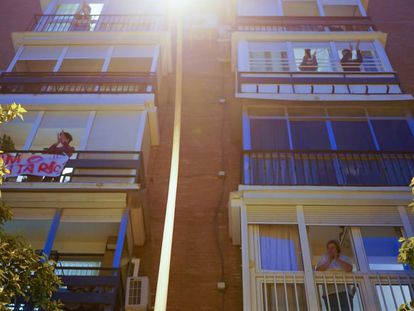 Vecinos de Sevilla aplauden desde sus balcones al personal sanitario del Hospital Infanta Luisa de Sevilla. 