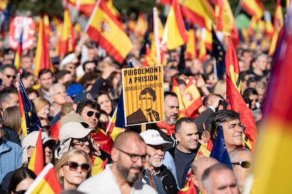 Miles de de personas durante una manifestación contra la amnistía, este sábado en la plaza de Cibeles.