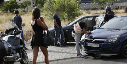 Controles policiales en una zona de prostituci&oacute;n, en Madrid. 