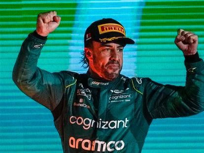 Fernando Alonso celebra este domingo su tercer puesto en el GP de Baréin.
