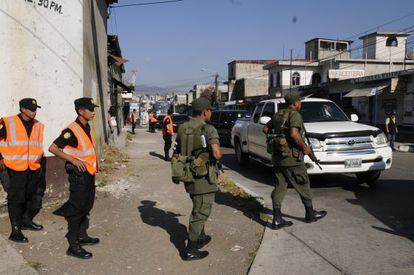 Polic&iacute;a y Ej&eacute;rcito patrullan en una ciudad de Guatemala.
