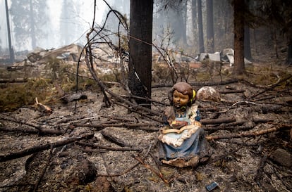 La estatua de una niña leyendo sobrevive a un incendio forestal en Oregón, Estados Unidos, en el verano de 2020.