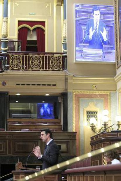 El ministro de Industria, Energía y Turismo, José Manuel Soria, durante su intervención en la sesión de control al Gobierno que se celebra hoy en el Congreso de los Diputados.