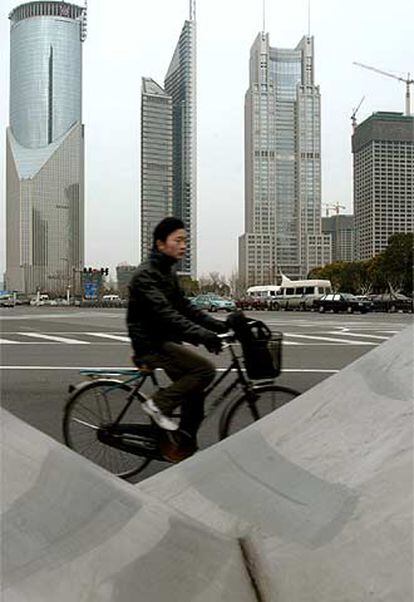 Un ciclista recorre el barrio financiero de Shanghai.