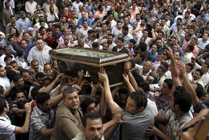 Cristianos coptos portan el féretro de uno de los fallecidos en los enfrentamientos con musulmanes en un suburbio de El Cairo.
/