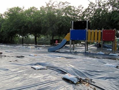 Patio de la escuela Xarau de Cerdanyola, donde se detectaron trozos de amianto.