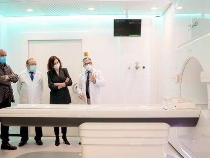 Isabel Díaz Ayuso presentaba el equipo MR Linac Unity, el 17 de diciembre de 2021 en el hospital La Paz. En la izquierda de la imagen, el entonces viceconsejero de Asistencia Sanitaria y Salud Pública, Antonio Zapatero, y el gerente del hospital, Rafael Pérez-Santamarina.