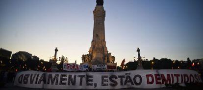 Manifestantes sujetan una pancarta que reza: "Obviamente, estáis cesados" en la plaza del Marqués de Pombal en Lisboa.