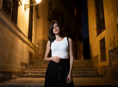 La escritora Lara Moreno, en 2020 en una de las calles del barrio de La Latina, donde se ubica su novela 'La ciudad'.