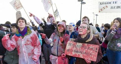 Protestas ante el edificio donde se firmó el acuerdo, este domingo en Bruselas.