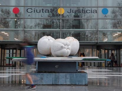 La escultura 'Las tres gracias', donada por José Luis Rueda al IVAM, presidía la entrada de la Ciudad de la Justicia de Valencia hasta su retirada en octubre, justo antes del juicio.