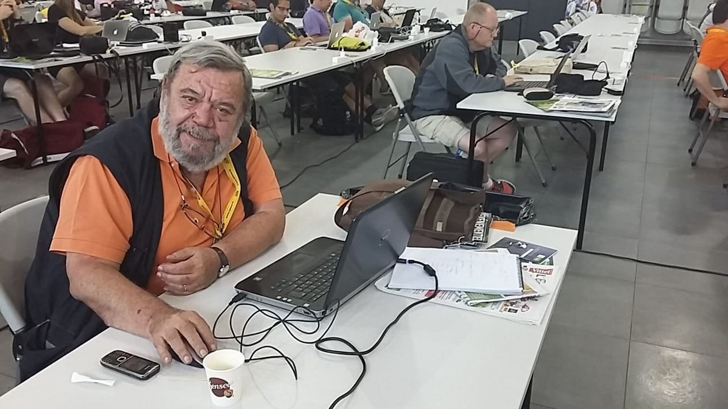 Gianni Mura, en la sala de prensa del Tour de 2016, cuando estrenó el ordenador.