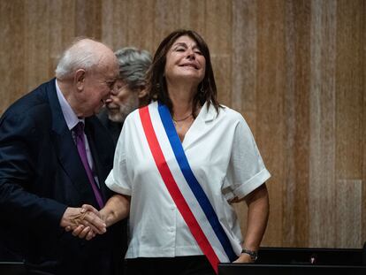 El exalcalde de Marsella entrega la banda tricolor a su sucesora, la ecologista Michèle Rubirola, visiblemente emocionada.