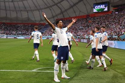 Jude Bellingham celebra  el primer gol de su equipo durante el partido del Grupo B de la Copa Mundial Qatar 2022 entre Inglaterra e Irán en el Estadio Internacional Khalifa en Doha.