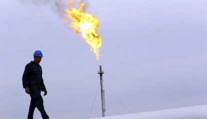 Un trabajador en el oleoducto de Jurmala, a las afueras de Erbil, en 2013