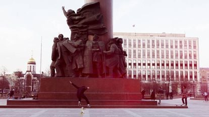 Plaza de Octubre en Moscú, cuya estatua de Lenin rinde tributo a la Revolución de Octubre de 1917.