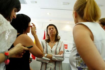 Lucía Figar, en la comparecencia pública en la que anunció su dimisión como consejera de la Comunidad de Madrid, en 2015.