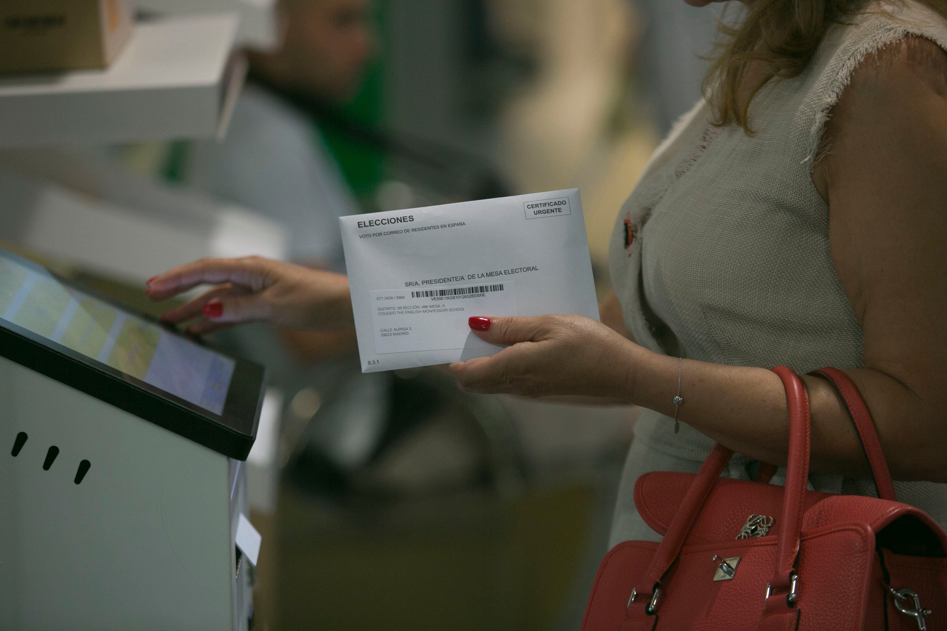 Una persona solicita cita en la Oficina de Correos en Cibeles, para depositar el voto por correo. 