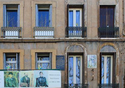 Entre 1885 y 1886 Cézanne vivió con su mujer e hijos en esta vivienda de la localidad de Gardanne, donde pintó sus caminos, paisajes y viviendas. 1886 es un año clave en la vida del artista: rompe su amistad con Zola, se casa con Hortense Fiquet y, en octubre, muere su padre, del que hereda una gran fortuna.
