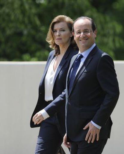 El presidente franc&eacute;s, Fran&ccedil;ois Hollande, y su pareja, Val&eacute;rie Trierweiler, en la cumbre del G-8, en Washington, el pasado 18 de mayo. A pesar de no estar casados, ella fue tratada como una &#039;primera dama&#039; m&aacute;s.