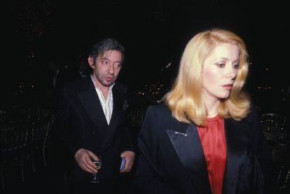 Serge Gainsbourg y Catherine Deneuve en una fiesta organizada por Cartier en París en 1980.