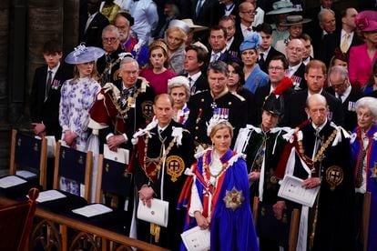 El príncipe Enrique (el segundo por la derecha en la tercera fila) se ha sentado en la coronación entre el marido de su prima Eugenia, Jack Brooksbank, y la princesa Alejandra, prima de la difunta reina Isabel II.