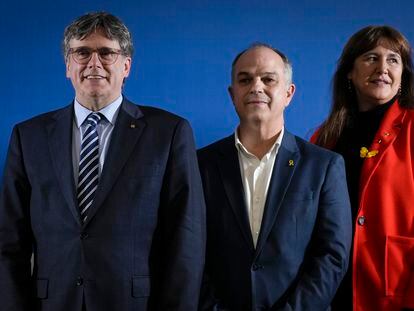 El expresidente de la Generalitat Carles Puigdemont junto a la presidenta de Junts, Laura Borràs, y el secretario general del partido, Jordi Turull, durante un acto en Perpiñán el 26 de marzo.