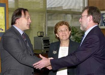 Pedro Piqueras y José Antonio Sentís (derecha), junto a Carmen Caffarel.
