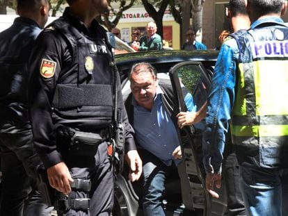 El presidente del Huesca, Agustín Lasaosa, tras ser detenido por la Policía Nacional en una operación contra el presunto amaño de partidos de fútbol en Primera y Segunda División.