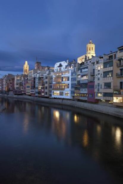 La discreta però genial façana que dóna al riu de la Casa Masó, de Girona.