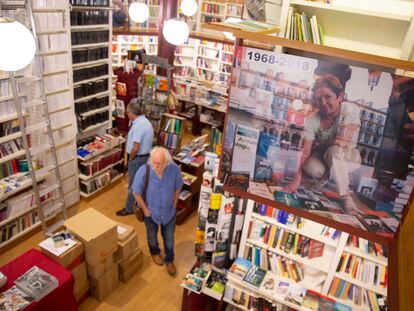 Imagen del interior de la librería Lagun, en San Sebastián, el pasado 4 de julio, tras conocerse la decisión de su cierre.