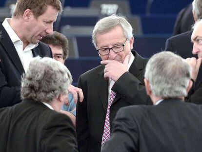 El presidente de la Comisi&oacute;n Europea, Jean-Claude Juncker, en Estrasburgo, rodeado de parlamentarios