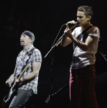 The Edge, guitarrista de U2, actúa junto a Matt Bellamy, de Muse, en el Festival de Glastonbury en 2010.