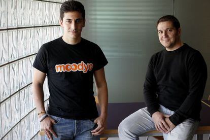 Alejandro Guerra y Javier Padilla, fundadores de la red social de compras Moodyo.