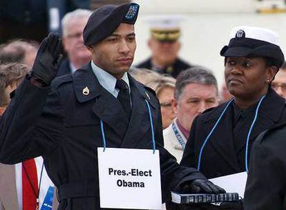Personal militar ensaya la ceremonia de toma de posesión de Barack Obama en el Capitolio.