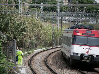 Un tren de cercan&iacute;as a la altura de Hospitalet del LLobregat.