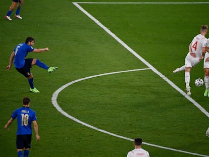 Locatelli, en el disparo que supuso el segundo gol de Italia ante Suiza en el Olímpico de Roma