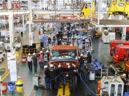 Trabajadores de Tata Motors en la planta principal de la compañía en Pune (India)
