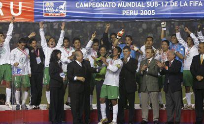 La selección de México celebra el primer título mundial en 2005.