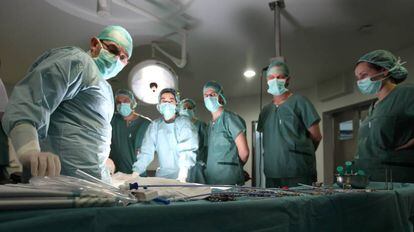 El equipo de trasplantes del hospital Virgen de las Nieves de Granada, durante un simulacro de donaci&oacute;n en asistolia, en un quirofano.