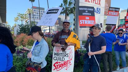 Escritores y miembros del Sindicato de Guionistas de Estados Unidos se manifiestan el martes contra sus precarias condiciones laborales, en Los Ángeles, California (EE UU). Al grito de "¡Sin contrato no hay guiones!", miles de escritores salieron a las calles de Los Ángeles y Nueva York en el primer día de huelga del Sindicato de Guionistas de Estados Unidos (WGA, en inglés), que mantendrá paralizada la industria audiovisual indefinidamente.
